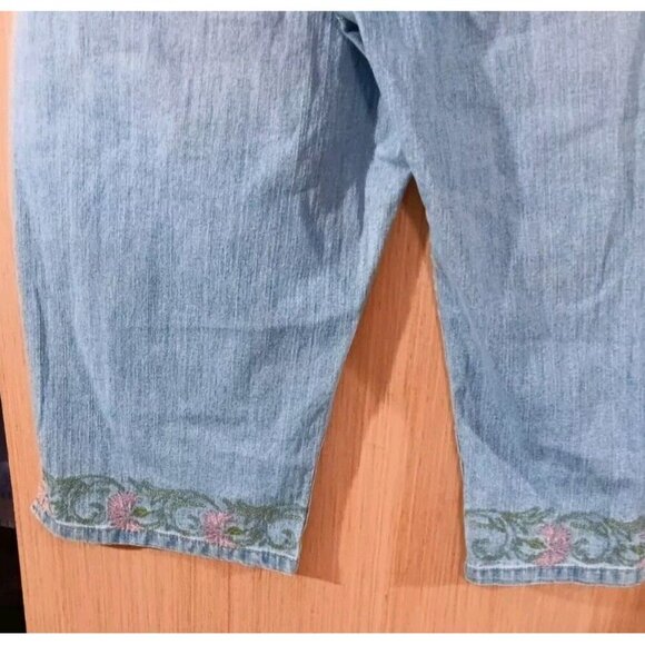 Gloria Vanderbilt Denim Capris with Floral Hem - Picture 6 of 8